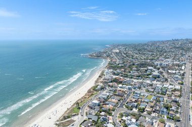 Yazın, Güney Kaliforniya 'da, San Diego' daki Pasifik Sahili ve Okyanus 'un havadan görünüşü. ABD.