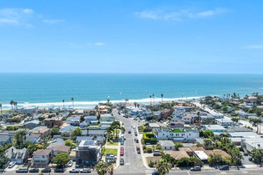 Yazın, Güney Kaliforniya 'da, San Diego' daki Pasifik Sahili ve Okyanus 'un havadan görünüşü. ABD.