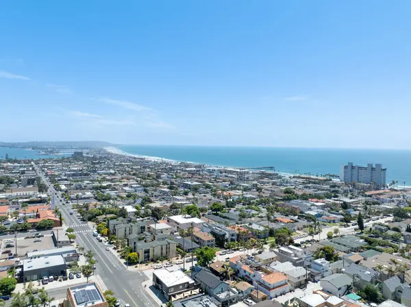 Yazın, Güney Kaliforniya 'da, San Diego' daki Pasifik Sahili ve Okyanus 'un havadan görünüşü. ABD.