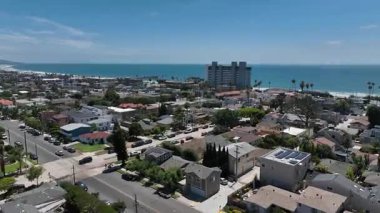 Yazın, Güney Kaliforniya 'da, San Diego' daki Pasifik Sahili ve Okyanus 'un havadan görünüşü. ABD.