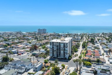 Yazın, Güney Kaliforniya 'da, San Diego' daki Pasifik Sahili ve Okyanus 'un havadan görünüşü. ABD.