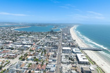 Yazın, Güney Kaliforniya 'da, San Diego' daki Pasifik Sahili ve Okyanus 'un havadan görünüşü. ABD.