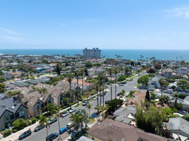 Yazın, Güney Kaliforniya 'da, San Diego' daki Pasifik Sahili ve Okyanus 'un havadan görünüşü. ABD.