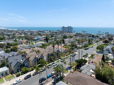 Yazın, Güney Kaliforniya 'da, San Diego' daki Pasifik Sahili ve Okyanus 'un havadan görünüşü. ABD.