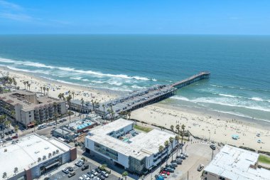 Yazın, Güney Kaliforniya 'da, San Diego' daki Pasifik Sahili ve Okyanus 'un havadan görünüşü. ABD.