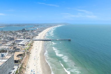 Yazın, Güney Kaliforniya 'da, San Diego' daki Pasifik Sahili ve Okyanus 'un havadan görünüşü. ABD.