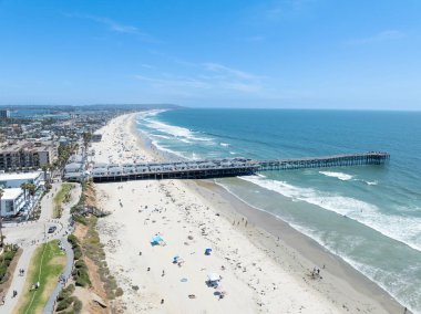 Yazın, Güney Kaliforniya 'da, San Diego' daki Pasifik Sahili ve Okyanus 'un havadan görünüşü. ABD.