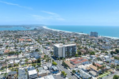 Yazın, Güney Kaliforniya 'da, San Diego' daki Pasifik Sahili ve Okyanus 'un havadan görünüşü. ABD.
