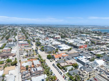 Yazın, Güney Kaliforniya 'da, San Diego' daki Pacific Beach kasabasının hava manzarası. ABD.