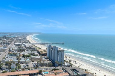 Yazın, Güney Kaliforniya 'da, San Diego' daki Pasifik Sahili ve Okyanus 'un havadan görünüşü. ABD.