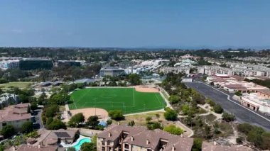 Del Mar Mahallesi 'nin havadan görünüşü, San Diego County, Kaliforniya, ABD, Pasifik Okyanusu kıyısının yanında yer alır.