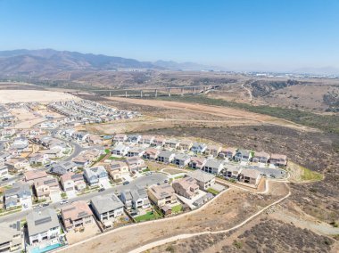 Yeni bir emlak şirketi. Güney San Diego, Chula Vista 'daki konutların ve garaj yollarının hava manzarası. Kalabalık evler. Özel evlerin üst görüntüsü