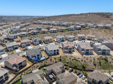 Yeni bir emlak şirketi. Güney San Diego, Chula Vista 'daki konutların ve garaj yollarının hava manzarası. Kalabalık evler. Özel evlerin üst görüntüsü