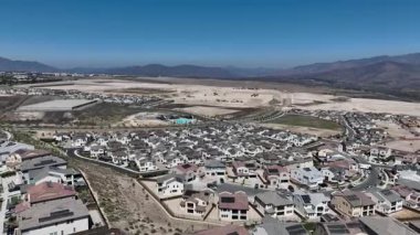 Yeni bir emlak şirketi. Güney San Diego, Chula Vista 'daki konutların ve garaj yollarının hava manzarası. Kalabalık evler. Özel evlerin üst görüntüsü