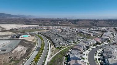 Yeni bir emlak şirketi. Güney San Diego, Chula Vista 'daki konutların ve garaj yollarının hava manzarası. Kalabalık evler. Özel evlerin üst görüntüsü