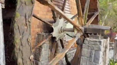 Dönen su değirmeni. Eski ahşap su değirmeni. Değirmen çarkı su altında dönüyor. Su çarkı eski değirmende dönüyor