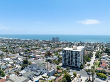 Yazın, Güney Kaliforniya 'da, San Diego' daki Pasifik Sahili ve Okyanus 'un havadan görünüşü. ABD.