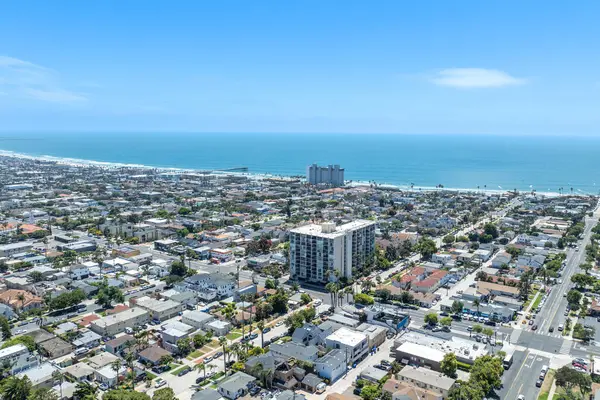 Yazın, Güney Kaliforniya 'da, San Diego' daki Pasifik Sahili ve Okyanus 'un havadan görünüşü. ABD.