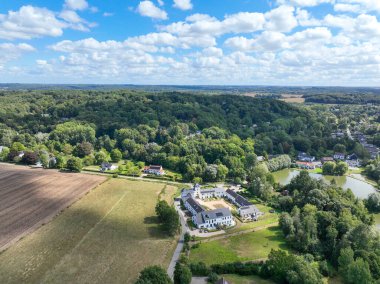 Belçika 'nın Walloon Brabant eyaletinde yer alan Genappe belediyesi ve Wallonia kentinin hava manzarası. Bahçesi ormanlarla çevrili villalar..