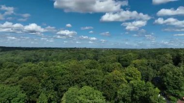 Belçika 'nın Walloon Brabant eyaletinde yer alan Genappe belediyesi ve Wallonia kentinin hava manzarası. Bahçesi ormanlarla çevrili villalar..