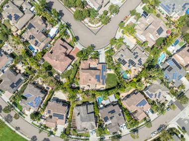 Carlsbad, North County San Diego, Güney Kaliforniya, ABD 'deki büyük evlerin hava manzarası..