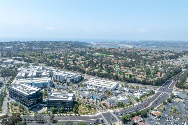 Del Mar Mahallesi 'nin havadan görünüşü, San Diego County, Kaliforniya, ABD, Pasifik Okyanusu kıyısının yanında yer alır.