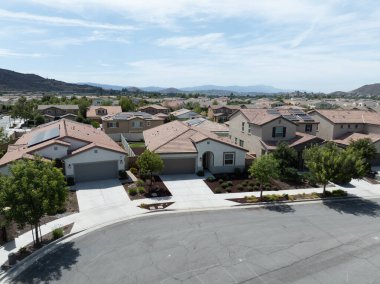 ABD 'nin Riverside County, Kaliforniya' daki Menifee şehrinde geniş bir aile evleri manzarası.