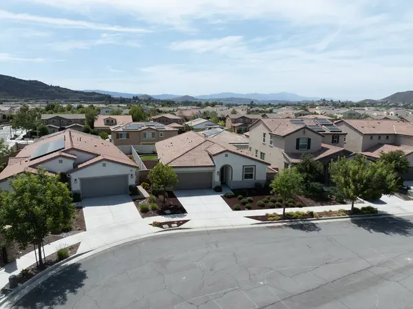 ABD 'nin Riverside County, Kaliforniya' daki Menifee şehrinde geniş bir aile evleri manzarası.