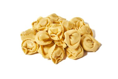 Beyaz arka planda izole İtalyan geleneksel tortellini makarna. Ravioli izole edildi 