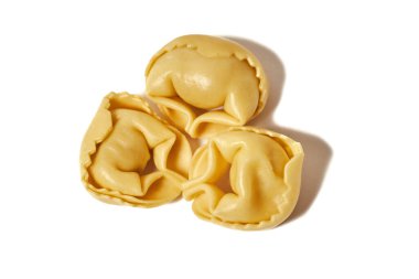 Beyaz arka planda izole İtalyan geleneksel tortellini makarna. Ravioli izole edildi 