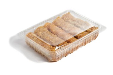 Beyaz zemin üzerinde ceviz bulunan Türk tatlı baklavası. 