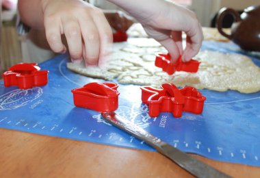 Çocuklar kalp şeklinde yapar, hamurdan ayı kurabiyesi. Sevgililer Günü konsepti ve sağlıklı pişirme. 