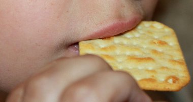 Kurabiye yiyen yakın plan çocuk..