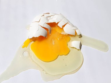 Beyaz arka planda kırık yumurta. Bir yumurta kırıldı..