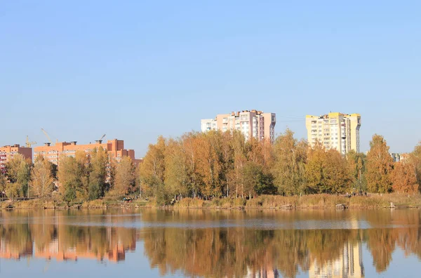 チハ湖からのマルチストアの建物の秋の景色 都市公園内の湖の景色 — ストック写真