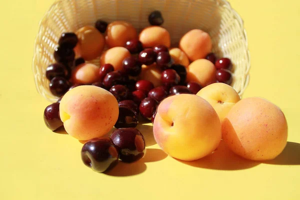 Ein Korb Mit Frischen Früchten Kirschen Aprikosen Auf Leuchtend Gelbem — Stockfoto