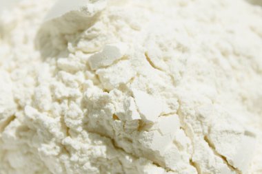 Un, arka planı kapat. Beyaz arka planda bir un yığını. Dökülmüş un. Un dokusu