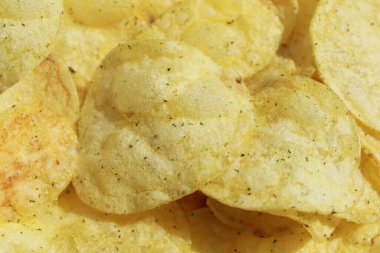 Soğanlı ve peynirli cips.