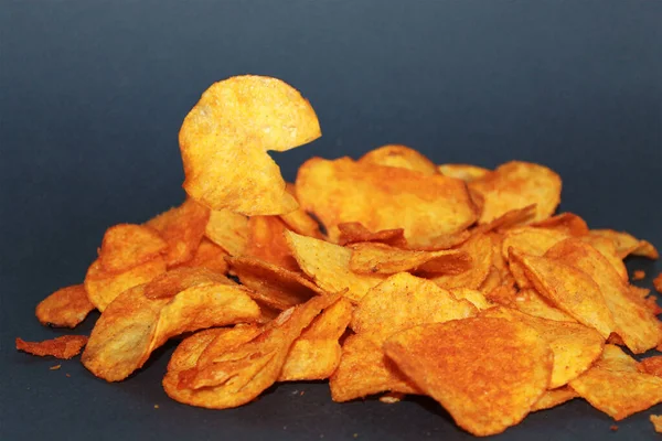 Chips Paprika Egy Sötét Háttér — Stock Fotó