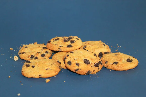 American Milk Chocolate Chip Cookies Blue Background — Stock Photo, Image