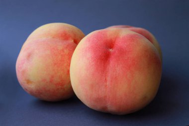 Mavi arka planda Babcock şeftalisi