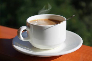 Kahveli espresso. Sütlü, ahşap masa arkaplanlı..