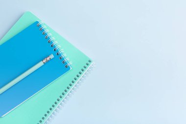 Mavi arka planda mavi not defteri ve kalem. Mesajın için yer aç. Yüksek kalite fotoğraf