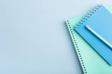 Mavi arka planda mavi not defteri ve kalem. Mesajın için yer aç. Yüksek kalite fotoğraf