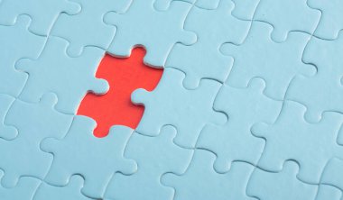 Mavi bulmacalarda kırmızı bulmaca. Yalnızlık, birlik, yüzleşme kavramı. Yüksek kalite fotoğraf