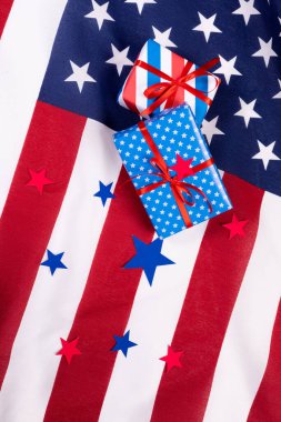4 Temmuz Amerikan Bağımsızlık Günü. Bağımsızlık Gününüz kutlu olsun. Kırmızı, mavi ve beyaz yıldız konfetileri, beyaz arka planda kağıt süslemeler. Düz konum, üst görünüm, kopyalama alanı, pankart. Yüksek kalite fotoğraf