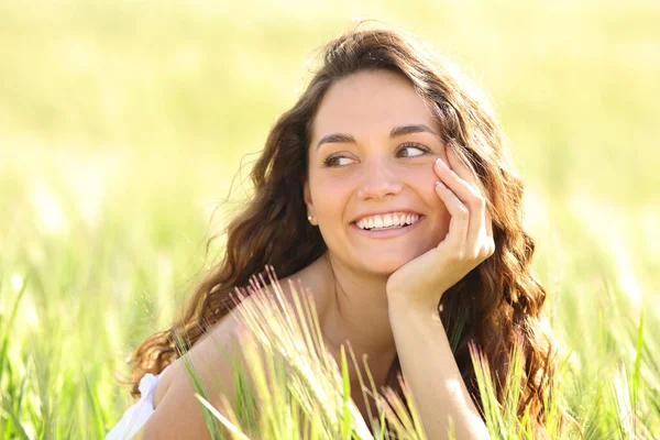 Retrato Una Hermosa Mujer Sonriendo Campo Trigo — Foto de Stock