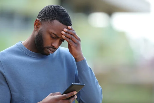 Bezorgde Zwarte Man Leest Slecht Nieuws Smartphone Straat — Stockfoto