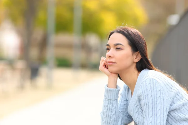 Mujer Relajada Contemplando Vistas Sentada Parque —  Fotos de Stock