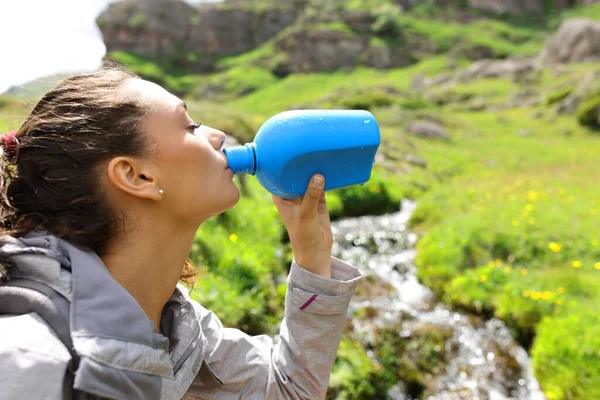 Trekker Drinkwater Uit Kantine Naast Een Beek Berg — Stockfoto